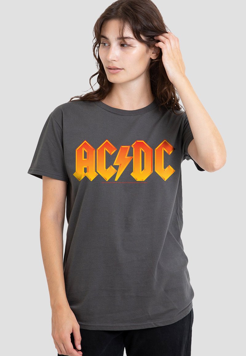 Graues Baumwoll-T-Shirt mit "AC/DC"-Logo in orange-gelbem Farbverlauf und Blitzdesign, klassischer Rundhalsausschnitt.