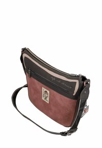Bolso de hombro rosa y negro con una textura suave, compartimentos con cremallera y un parche gráfico singular que presenta un diseño de la Torre Eiffel.
