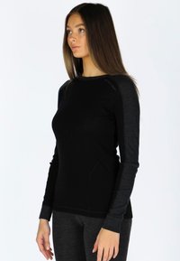 Zwarte long-sleeve top met contrasterende donkergrijze mouwen, gemaakt van een gladde, rekbare stof. Heeft een ronde halslijn en een aansluitende silhoeet.
