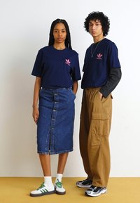 adidas Originals JAPAN - Nyomott mintás póló - night indigo