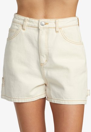 Hoge taille crèmekleurige denimshorts met oranje stiksels, vijf zakken en een knoopsluiting; gestructureerde stof en taps toelopend ontwerp.
