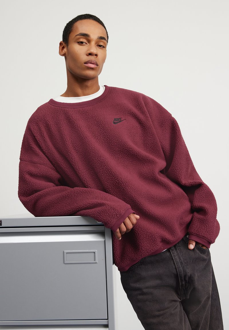 Nike Sportswear CLUB WINTER CREW - Fleece jumper - night maroon/black ...
