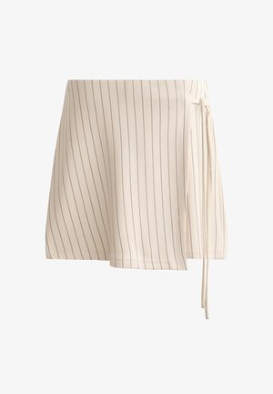Béžové pruhované šortky vyrobené z měkké tkaniny s zavazováním v pase a asymetrickým designem, s tenkými vertikálními námořnickými pruhy.