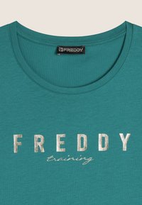 Freddy CON LOGO CHIARO SUL FRONTE - T-shirt con stampa - greenlake