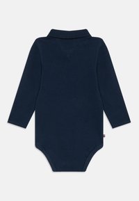 Body din material moale, cu mânecă lungă și guler tip polo, de culoare bleu marin. Are o textură fină și un etichetă pe lateral.