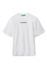Bílé tričko s krátkým rukávem, s nápisem "NUMBERS" vytištěným černě uprostřed na hrudi, s zelenou etiketu uvnitř límce.