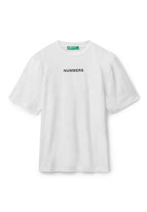 T-shirt bianco a maniche corte con la scritta "NUMBERS" stampata in nero al centro del petto, con un'etichetta verde all'interno del colletto.
