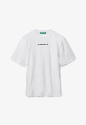 Camiseta blanca de manga corta con "NUMBERS" impreso en negro centrado en el pecho, con una etiqueta verde en el interior del cuello.