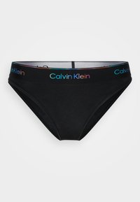 Črn bombažni bikini z logojem Calvin Klein na pasu, okrašenim z mavričnimi barvami, z gladko teksturo in minimalnim pokritjem.