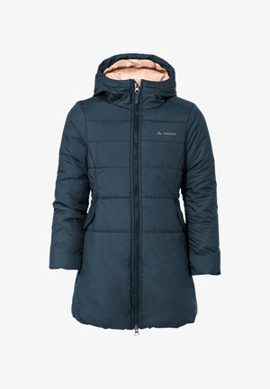 Marineblauwe geïsoleerde jas met een ritssluiting aan de voorkant, een capuchon en een roze voering. Beschikt over een gewatteerde textuur en een klein logo op de borst.