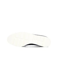 De zool van de schoen is gemaakt van een gestructureerd wit rubbermateriaal met een donkerblauwe bovenkant. Het ontwerp omvat groeven voor grip en flexibiliteit.