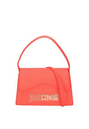 Bolso de mano de imitación piel color coral con tapa redondeada, letra dorada "Just Cavalli", correa de un solo hombro y textura suave.