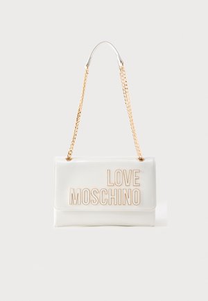Bolso rectangular blanco con correa de cadena dorada y letras "LOVE MOSCHINO" en la solapa frontal.