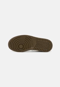 Jordan WMNS AIR JORDAN 1 LOW SE SEA - Tossud - light olive/sail/white