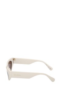 Valkoiset aurinkolasit minimalistisella muotoilulla, jossa on kultainen saranat, ruskeansävyiset linssit ja kohokuvioitu logo tempussa. Sileä pinta.