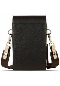 Bolso cruzado de cuero marrón oscuro con superficie texturizada, accesorios dorados y correa ajustable. Presenta un cierre de solapa y un diseño minimalista.