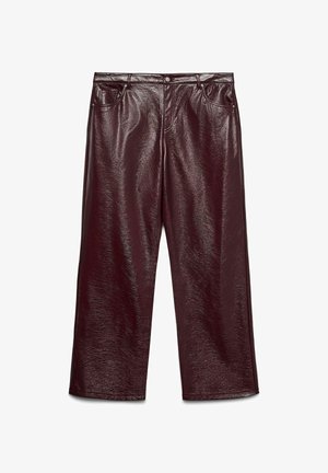 Burgundowe spodnie o szerokich nogawkach z eko-skóry z błyszczącą teksturą, pięcioma kieszeniami i srebrnymi dodatkami.