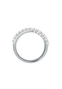 Anello d'argento con una banda curva e una fila di pietre trasparenti a taglio rotondo lungo la parte superiore. Finitura liscia e lucida; design elegante.
