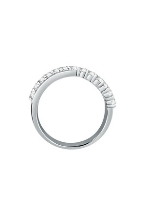 Anello d'argento con una banda curva e una fila di pietre trasparenti a taglio rotondo lungo la parte superiore. Finitura liscia e lucida; design elegante.