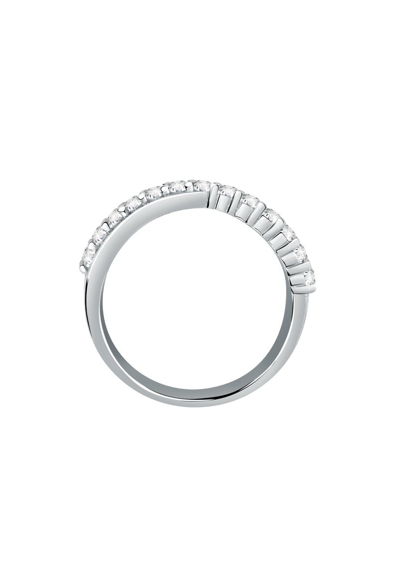 Anello d'argento con una banda curva e una fila di pietre trasparenti a taglio rotondo lungo la parte superiore. Finitura liscia e lucida; design elegante.