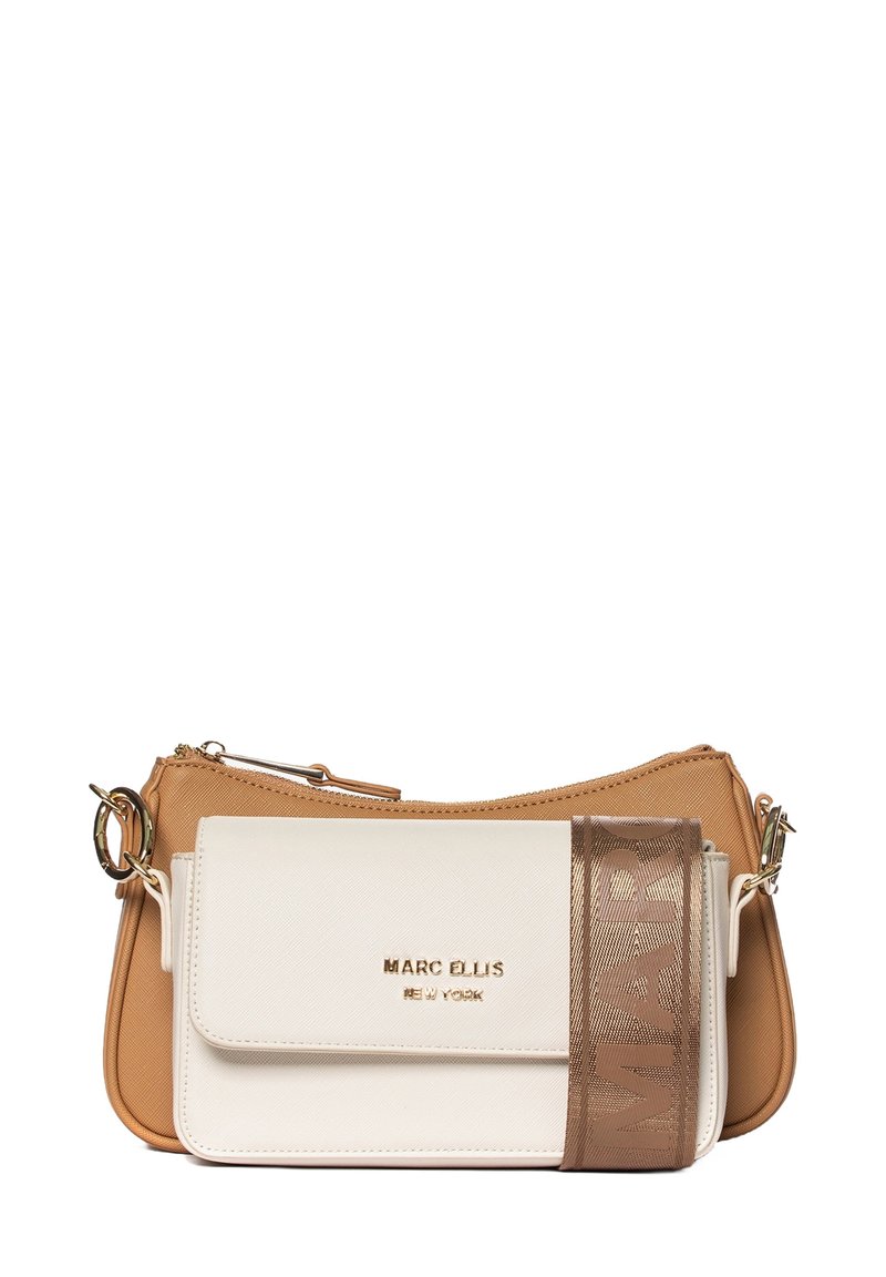 Zweifarbige Handtasche mit einem oberen Bereich in Hellbraun und einem unteren Bereich in Weiß, versehen mit einem goldenen Logo und einem strukturierten bronzefarbenen Akzent. Sichtbare Details in goldener Hardware.