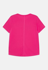 Camiseta de manga corta de color rosa brillante en tejido suave. Presenta un diseño sencillo con una costura central en la parte posterior y cuello redondo.