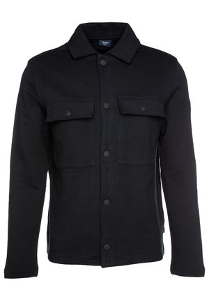 Schwarze Jacke mit Knöpfen und Kragen, zwei Brusttaschen mit Klappen und Knöpfen sowie langen Ärmeln, präsentiert vor weißem Hintergrund.