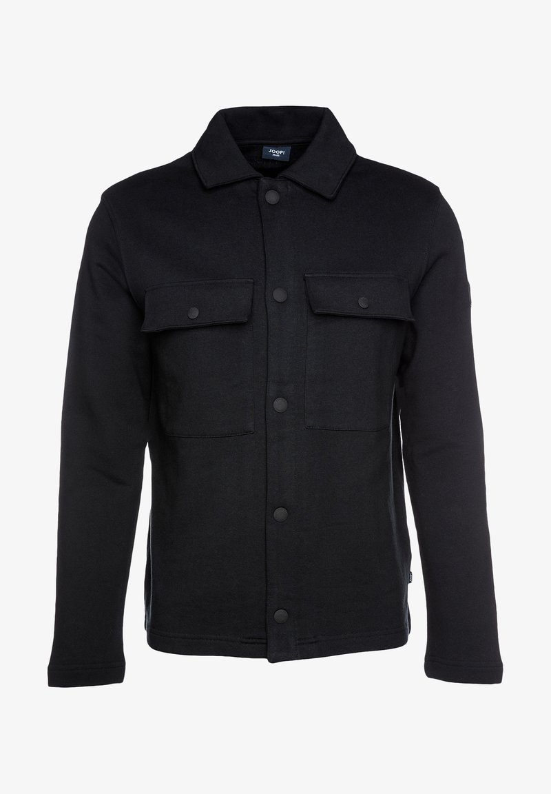 Veste noire boutonnée avec col, deux poches poitrine à rabat avec boutons, et manches longues, présentée sur fond blanc.