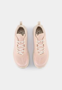 Scarpe sportive rosa chiaro con una tomaia strutturata, lacci bianchi e suola ammortizzata. Presentano una linguetta sul tallone e una soletta decorata.