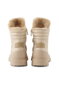 Bottes d'hiver beiges avec un col en fourrure peluche, en cuir texturé et fermetures éclair dorées. Caractéristiques : tige rembourrée et détail de logo.