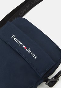 tommy jeans essential reporter