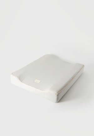 Coussin carré avec des rayures grises et blanches subtiles et un passepoil orange clair, conçu pour le confort et le soutien, sur un fond blanc uni.