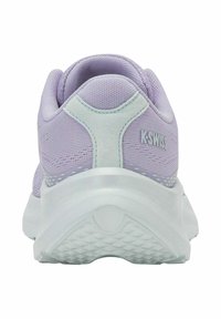 Vue arrière d'une chaussure de sport K-Swiss de couleur violet clair avec une semelle blanche et un col de talon rembourré.