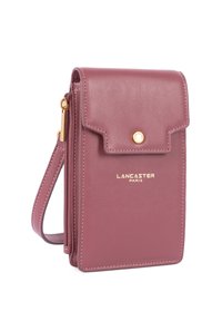 Sac en cuir prune à bandoulière avec fermeture à rabat, quincaillerie dorée et logo embossé. Comprend un compartiment zippé et une sangle amovible.