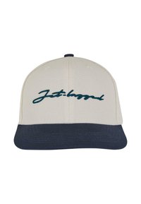 Gorra beige con visera azul oscura. Presenta un logotipo de script bordado en color teal. Fabricada en algodón con una corona estructurada y parte trasera ajustable.