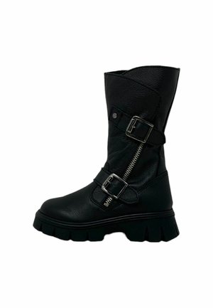 Stivale alla caviglia in pelle nera con finitura testurizzata, cerniera laterale e due fibbie metalliche. Presenta una suola in gomma spessa.