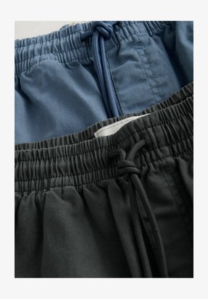 Kaks paari elastse vöökohtaga lühikesi pükse, üks sinine ja teine tumehall. Mõlemal on nöörid ja sile, pehme tekstuur.