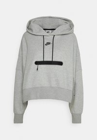 Sudadera corta gris de Nike con capucha, que presenta un bolsillo con cremallera negro en la parte delantera y cierre de cordón. Tela suave, corte relajado.