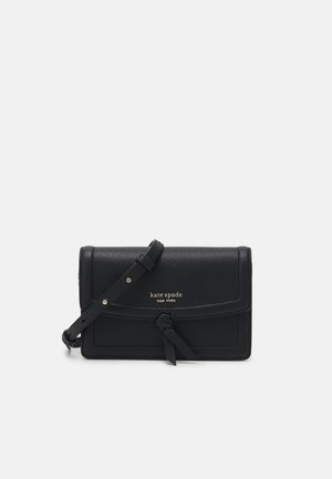 Schwarze Leder-Kate-Spade-Umhängetasche mit verstellbarem Riemen, Frontklappe und kleinem gebundenem Lederdetail.