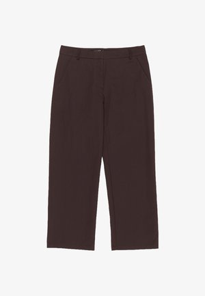 Pantalones marrones de pierna ancha fabricados con una tela suave. Presentan una cintura de altura media, dos bolsillos frontales y líneas limpias sin detalles visibles.