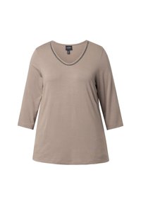 Beige top s 3/4 rukávy a výstřihem do V, s jemným dekorativním lemem podél výstřihu. Hladká látka s volnějším střihem.