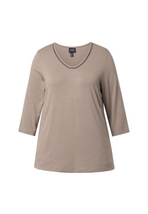 Beige 3/4 mouwtop met een V-halslijn en een subtiele decoratieve afwerking langs de halslijn. Gladde stof met een relaxte pasvorm.