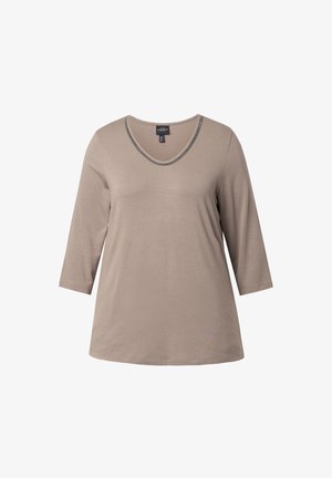Beżowa bluzka z rękawem 3/4 i dekoltem w kształcie litery V z delikatnym ozdobnym wykończeniem wzdłuż dekoltu. Gładki materiał o swobodnym kroju.