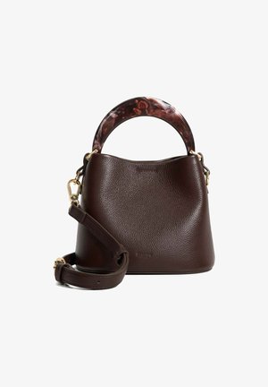 Sac à main en cuir marron avec une finition texturée, doté d'une poignée en écaille de tortue brillante et d'une bandoulière amovible. Ferrures dorées.