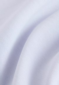 Minkšti šviesiai mėlyni medvilniniai audiniai, turintys lygų paviršių su švelniais bangelėmis ir subtiliu audimo raštu. Puikiai tinka įvairioms tekstilės aplikacijoms.