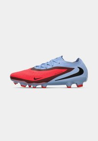 Bottes de football rouge et bleu clair avec des tiges texturées, des accents noirs et un design profil bas ; équipées de crampons orange vif.