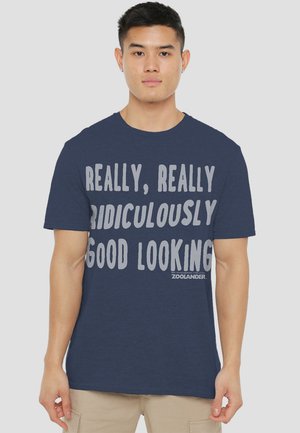 Marineblaue T-Shirt aus Baumwollmischung mit großen weißen Buchstaben, die in fetter Schrift "WIRKLICH, WIRKLICH RIDIKULÄR GUT AUSSEHEND" sagen.