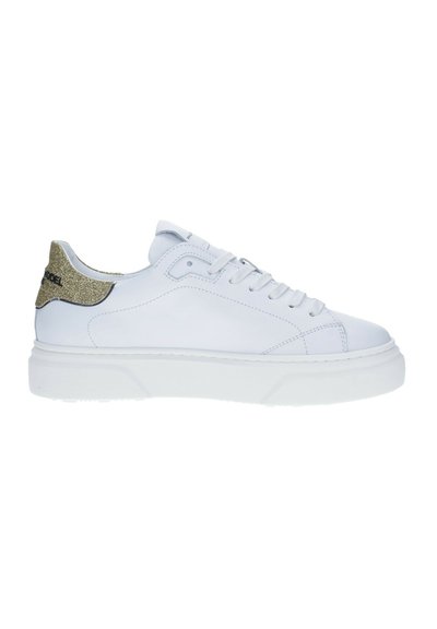 Sneaker bianco in pelle con un accento oro testurizzato sul tallone, punta rotonda e suola piatta bianca. Presenta un design classico con lacci.