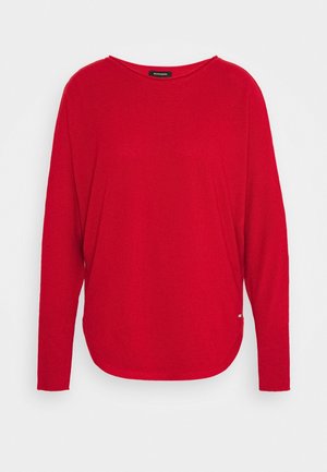 Czerwony sweter z dzianiny z długimi rękawami, okrągłym dekoltem i teksturowanym materiałem. Hem jest lekko zaokrąglony na dole.