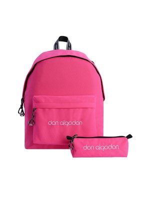 Mochila de tela rosa con bolsillo delantero y estuche de lápices a juego. Cuenta con un asa superior y herrajes de acento negros; logotipo impreso en ambos artículos.
